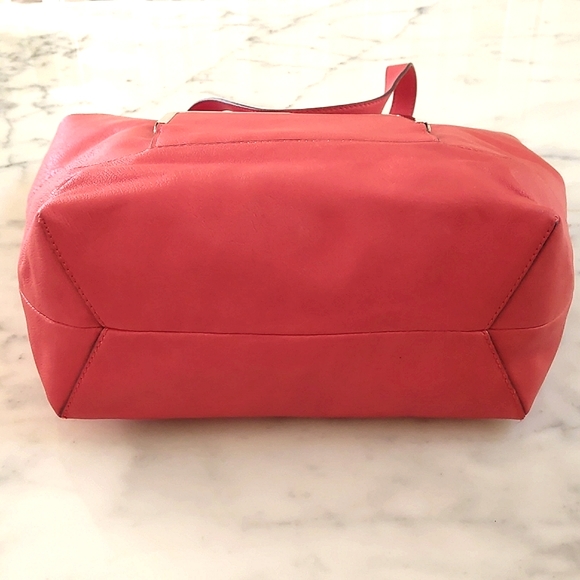 NWT. The Limited big and bright shoulder bag. - Picture 4 of 4